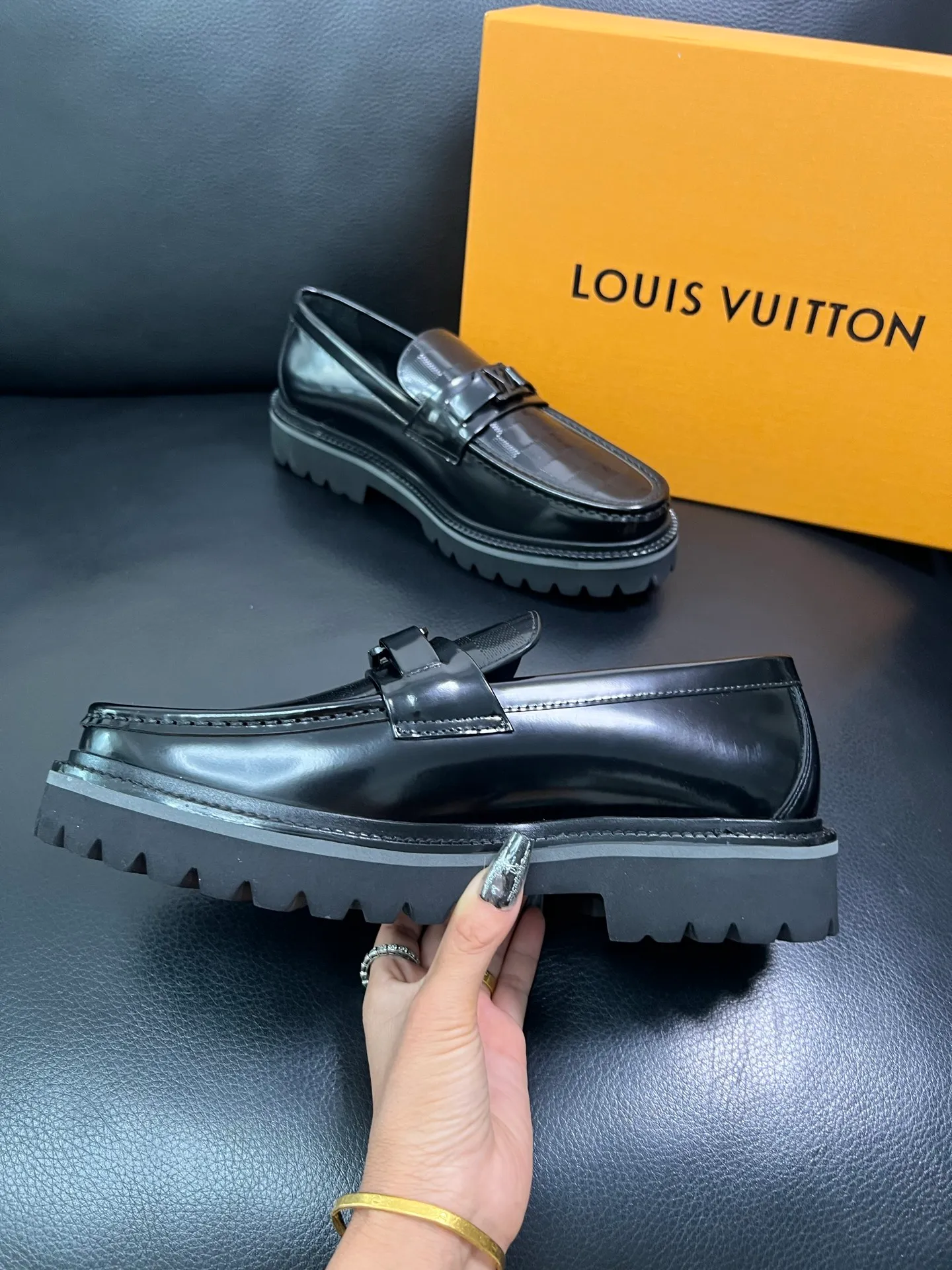 Men's shoes 💰780 Lv top purchasing Louis Vuitton leather shoes counter synchronization, uppers imported from Italy, imported water-dyed cowhide lining, soles: original soles specially provided by the original factory, original factory follow-up goods, high quality, welcome to compare, code number 38-44 (customized 45) 85842
